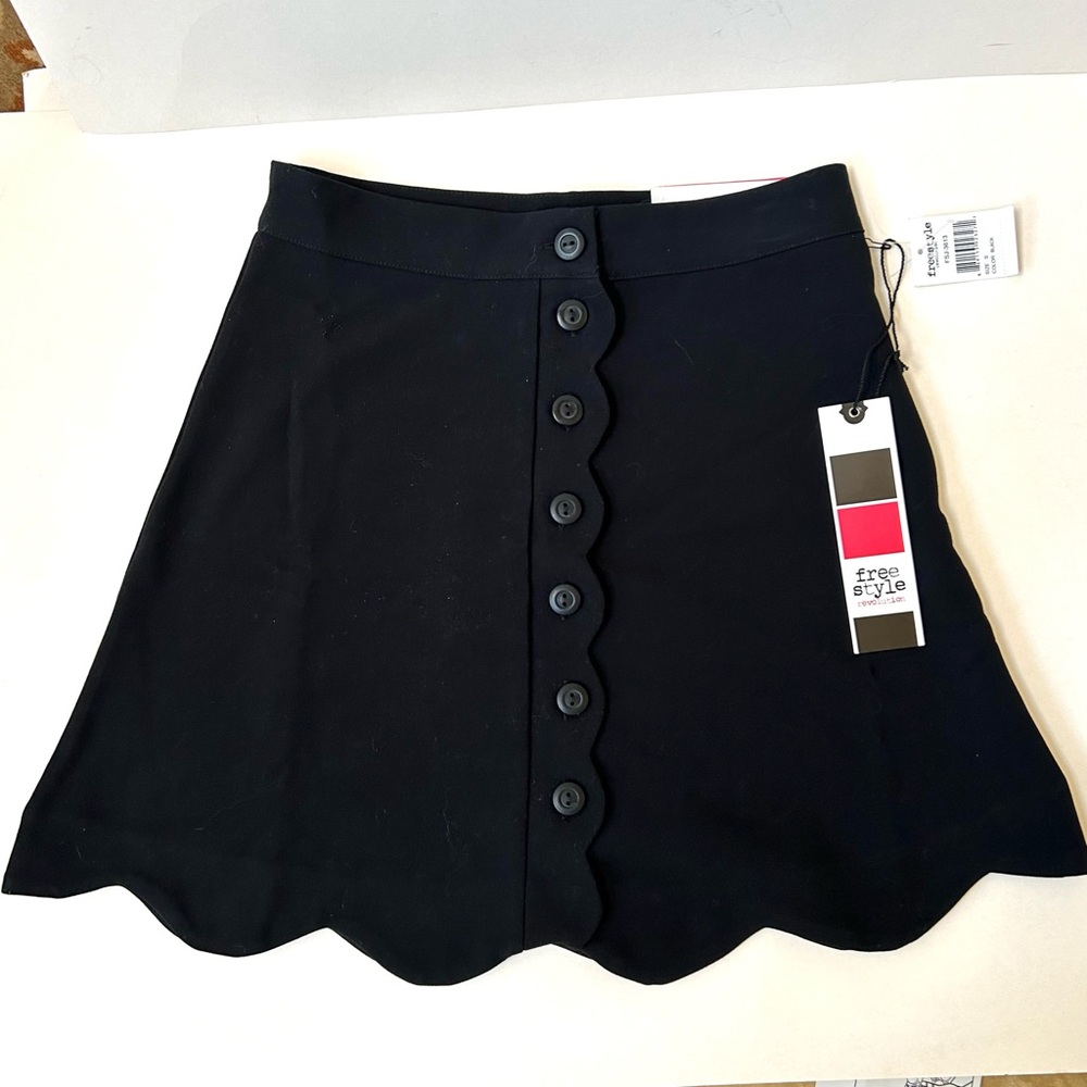 NWT Scalloped Edge Button Up Juniors Skirt Size Small